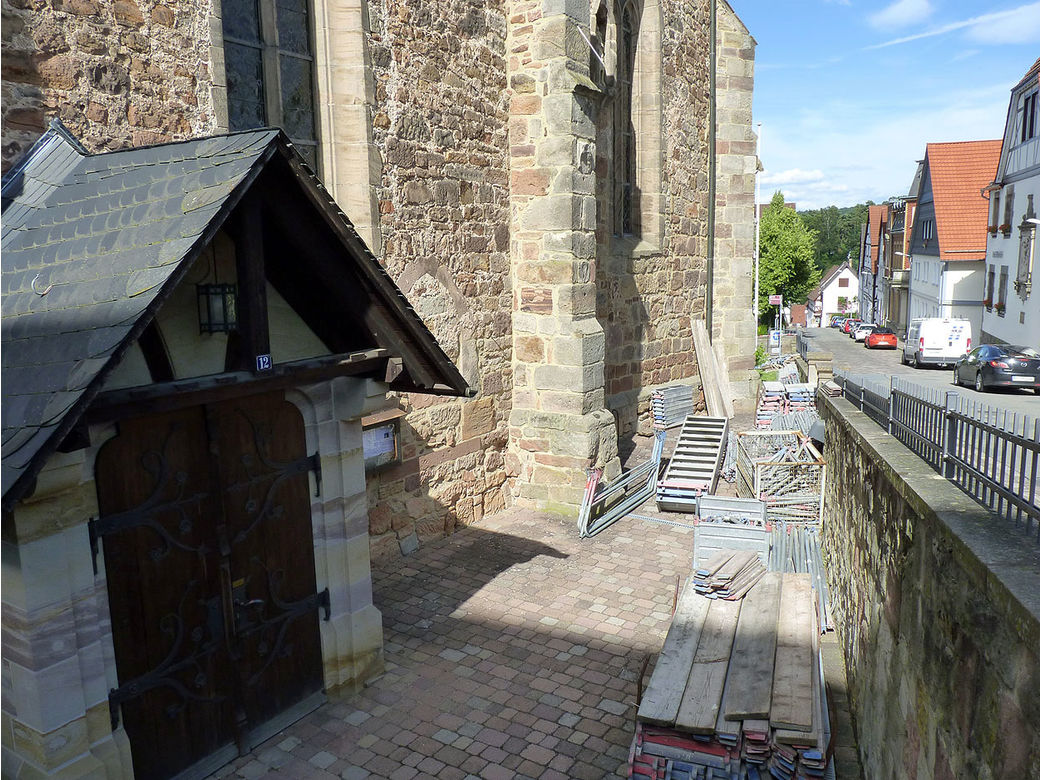 Einrüstung von St. Crescentius an der Südseite (Foto: Karl-Franz Thiede)